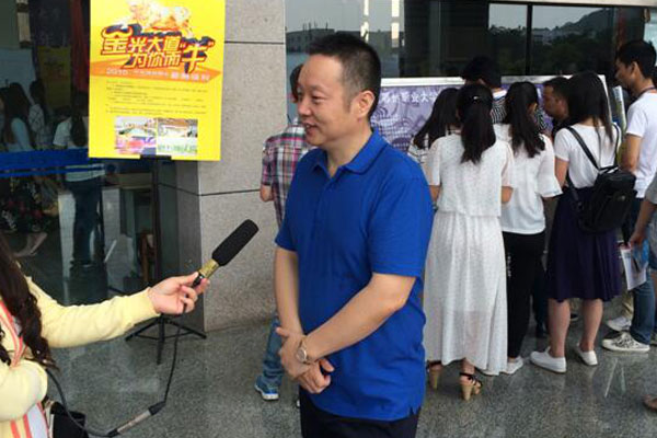 大學(xué)校園招聘會(huì)